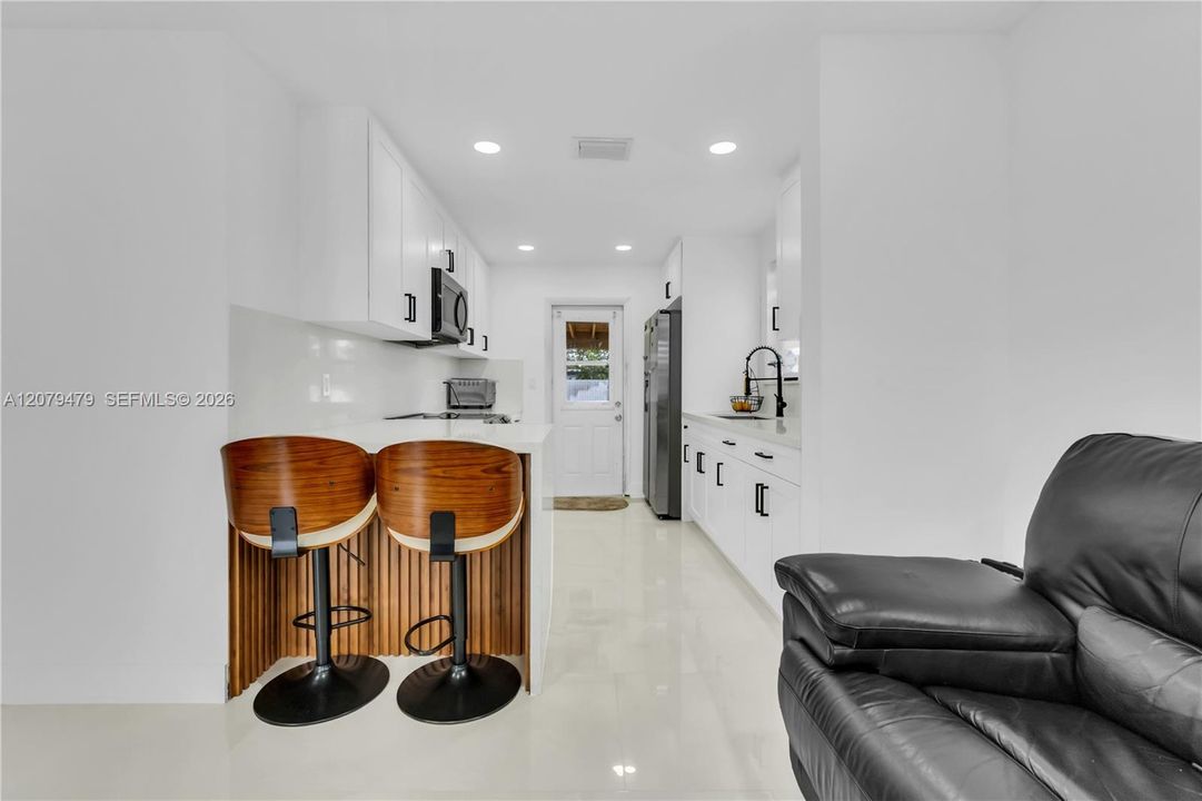 For Rent: $2,790 (2 beds, 1 baths, 720 Square Feet)