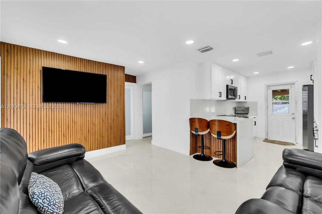 For Rent: $2,790 (2 beds, 1 baths, 720 Square Feet)