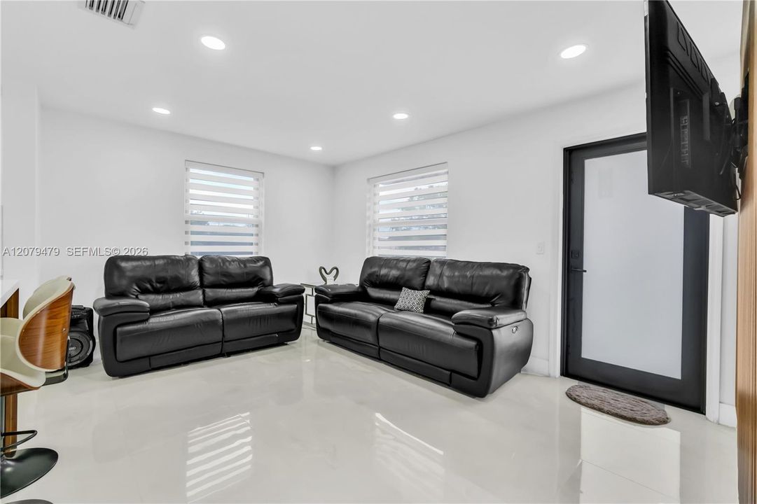 For Rent: $2,790 (2 beds, 1 baths, 720 Square Feet)
