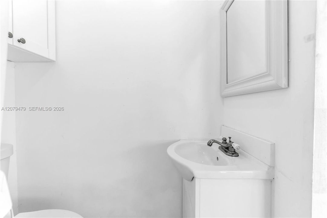 For Rent: $2,790 (2 beds, 1 baths, 720 Square Feet)