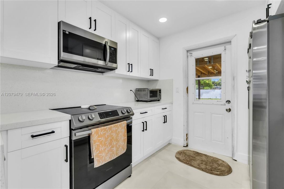 For Rent: $2,790 (2 beds, 1 baths, 720 Square Feet)