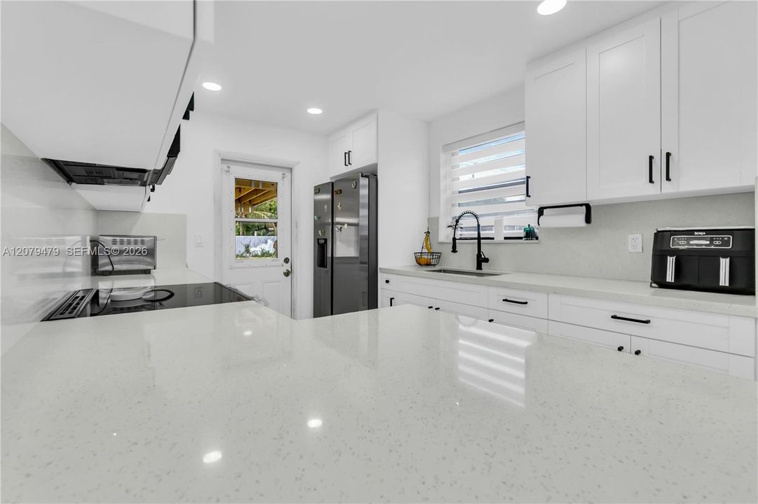 For Rent: $2,790 (2 beds, 1 baths, 720 Square Feet)