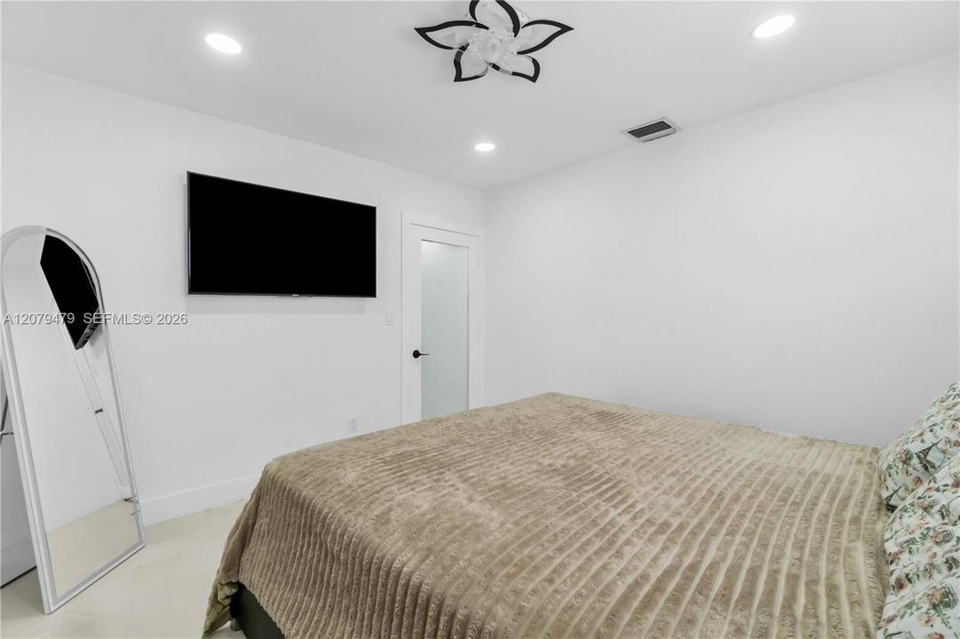 For Rent: $2,790 (2 beds, 1 baths, 720 Square Feet)