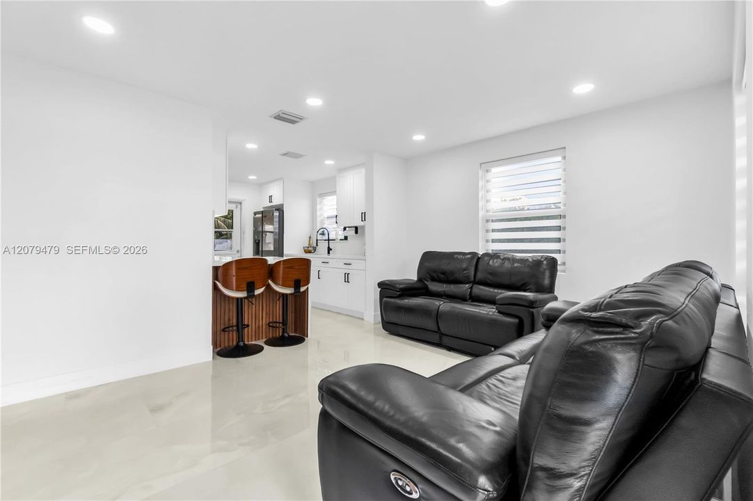 For Rent: $2,790 (2 beds, 1 baths, 720 Square Feet)