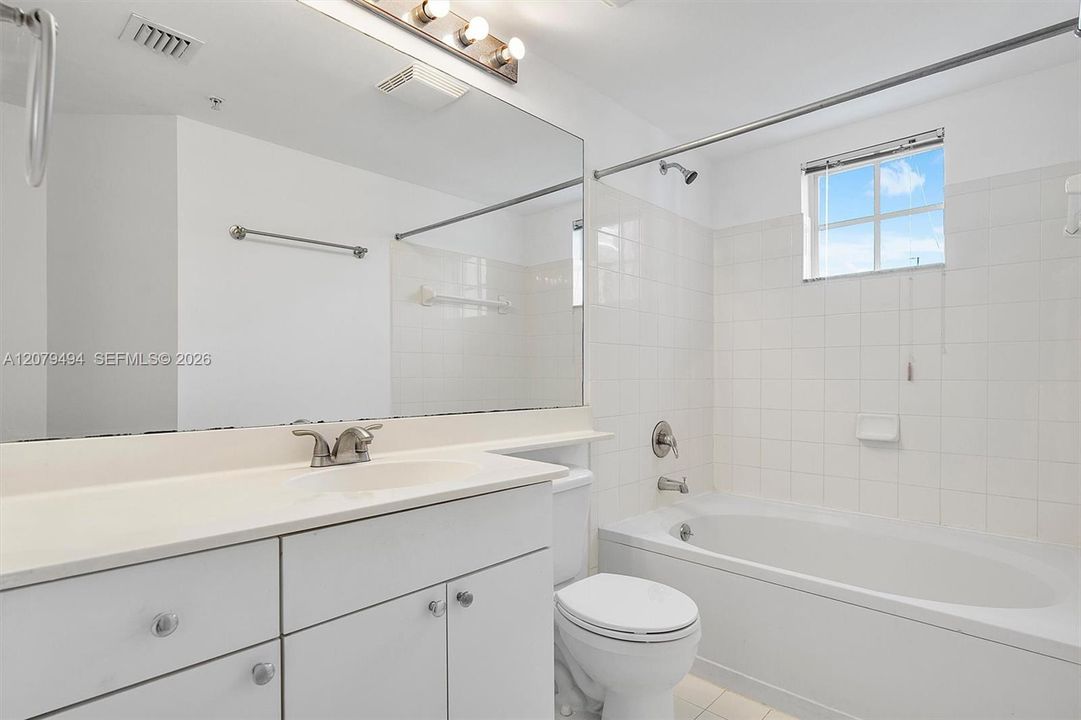For Sale: $325,000 (1 beds, 1 baths, 673 Square Feet)