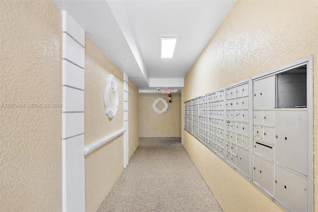 For Sale: $325,000 (1 beds, 1 baths, 673 Square Feet)