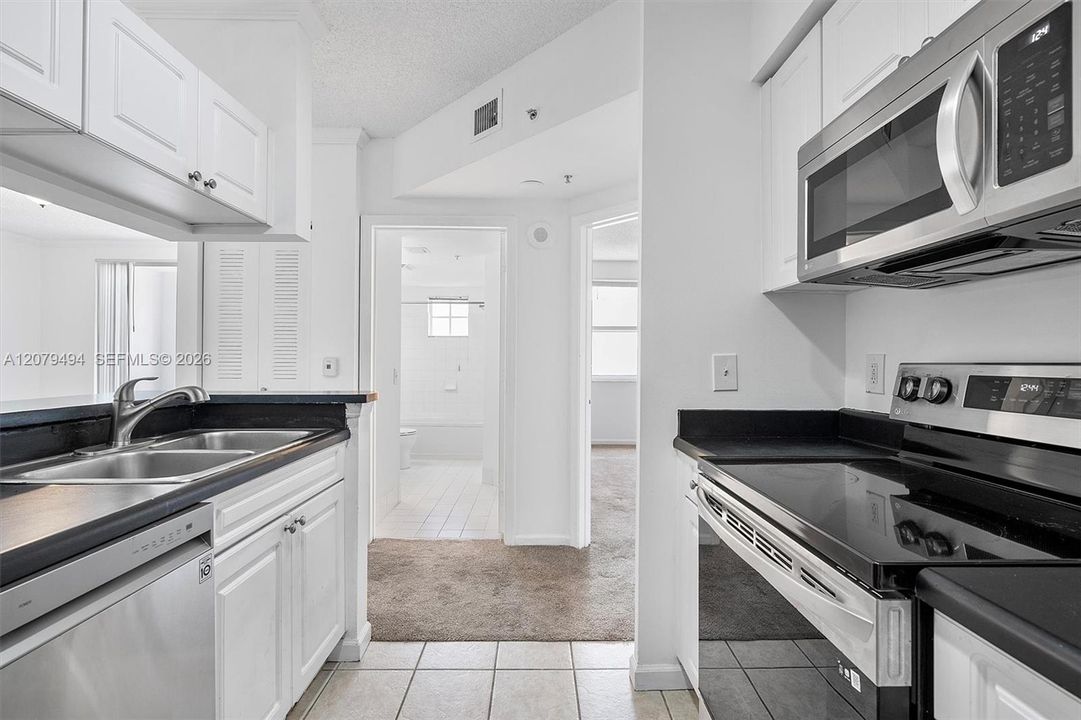 For Sale: $325,000 (1 beds, 1 baths, 673 Square Feet)