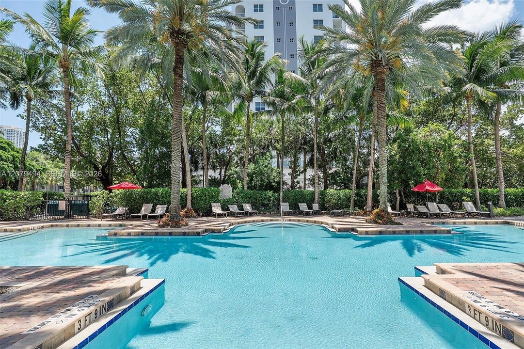 For Sale: $325,000 (1 beds, 1 baths, 673 Square Feet)
