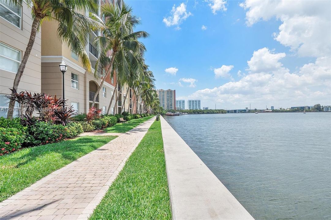 For Sale: $325,000 (1 beds, 1 baths, 673 Square Feet)