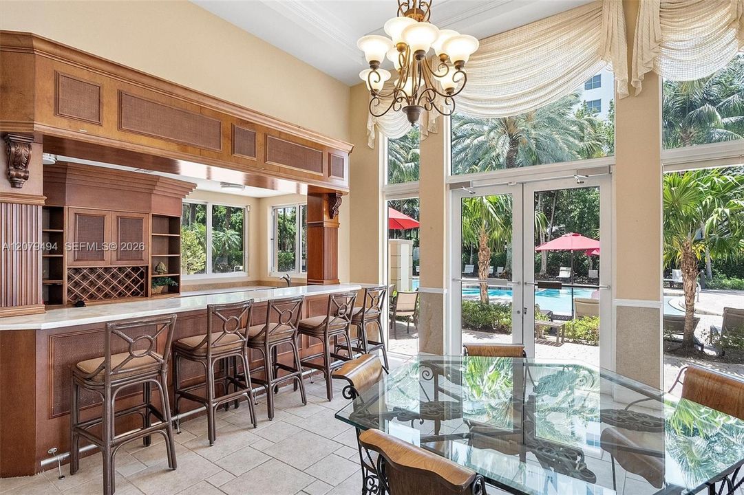 For Sale: $325,000 (1 beds, 1 baths, 673 Square Feet)