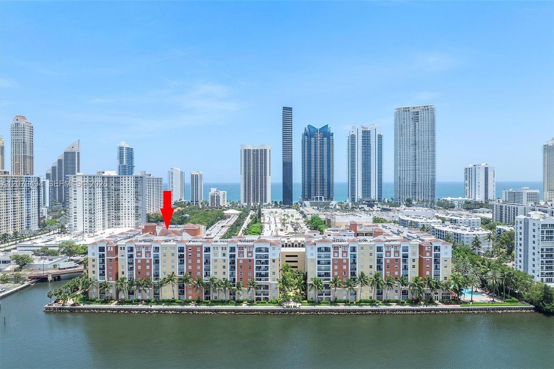 For Sale: $325,000 (1 beds, 1 baths, 673 Square Feet)