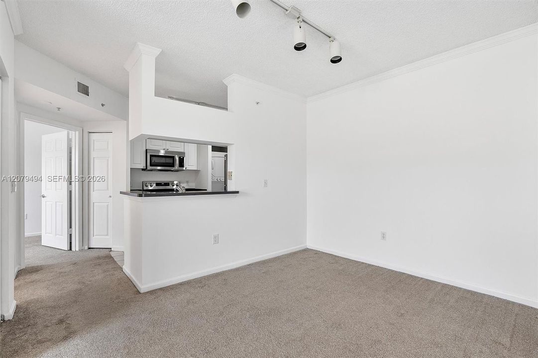 For Sale: $325,000 (1 beds, 1 baths, 673 Square Feet)