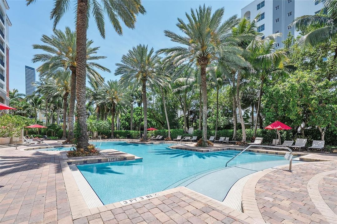 For Sale: $325,000 (1 beds, 1 baths, 673 Square Feet)
