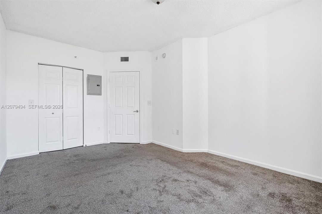 For Sale: $325,000 (1 beds, 1 baths, 673 Square Feet)