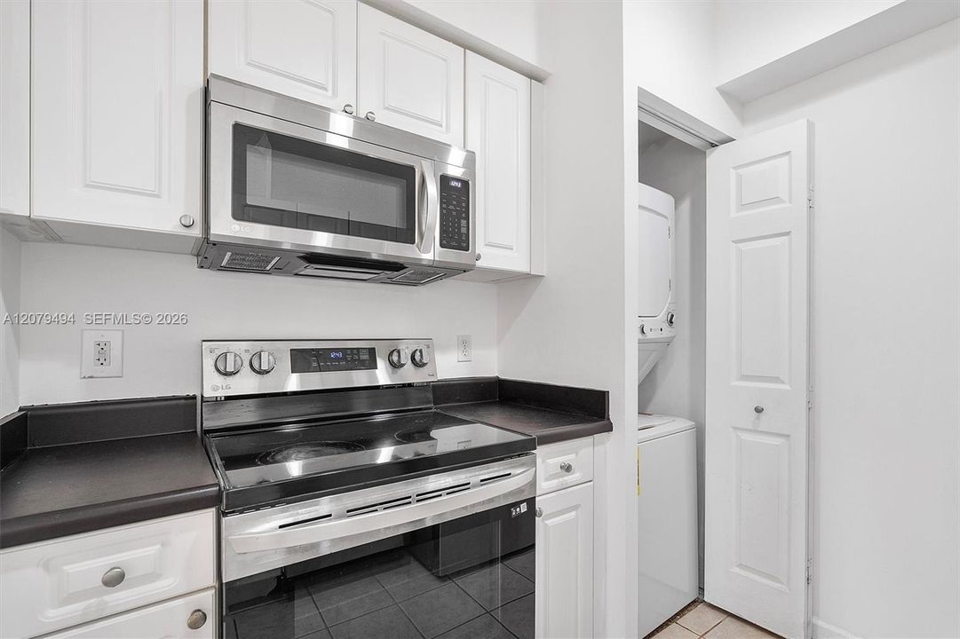 For Sale: $325,000 (1 beds, 1 baths, 673 Square Feet)