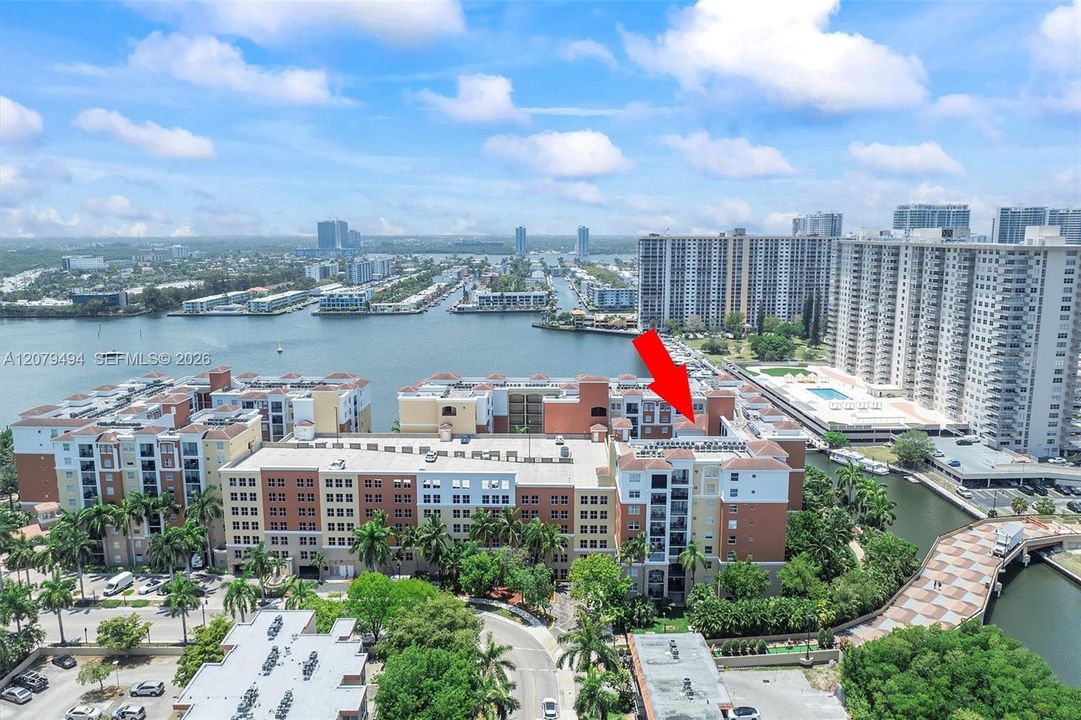 For Sale: $325,000 (1 beds, 1 baths, 673 Square Feet)