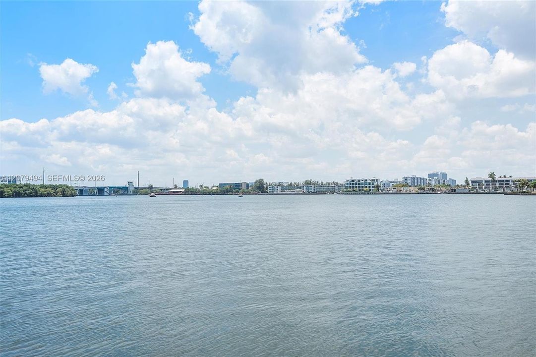 For Sale: $325,000 (1 beds, 1 baths, 673 Square Feet)