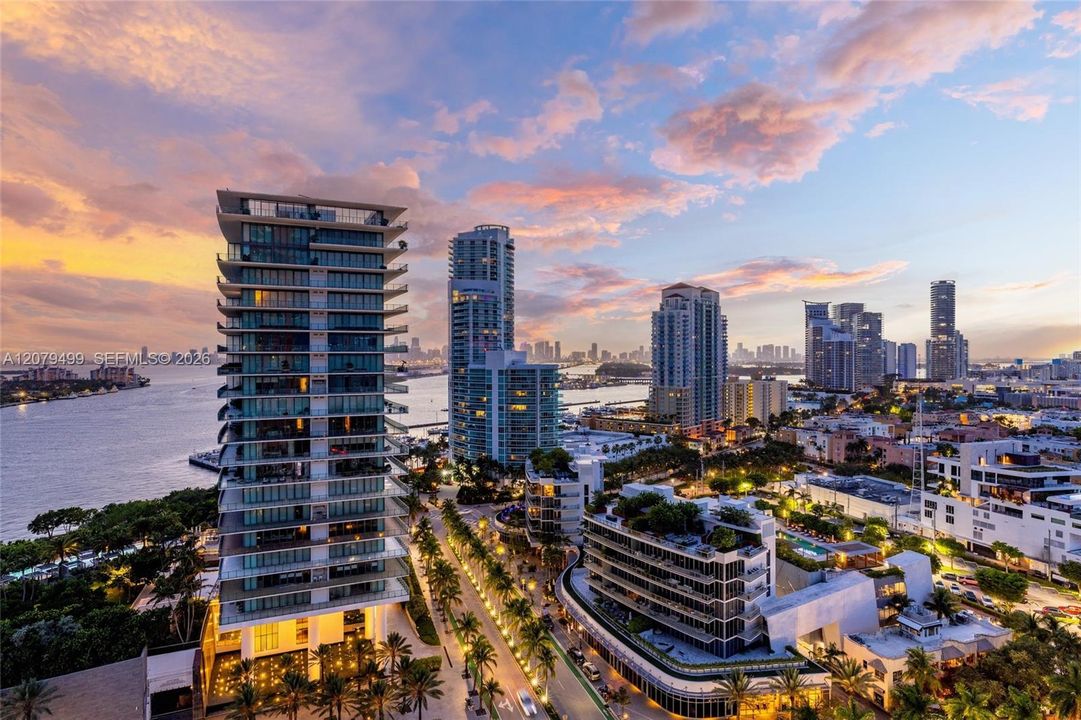 На продажу: $4,495,000 (3 спален, 2 ванн, 2340 Квадратных фут)