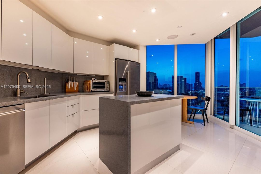 На продажу: $4,495,000 (3 спален, 2 ванн, 2340 Квадратных фут)