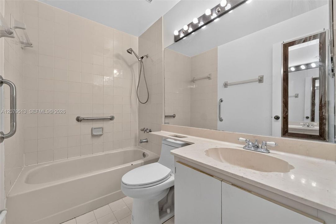 На продажу: $419,900 (2 спален, 2 ванн, 1206 Квадратных фут)