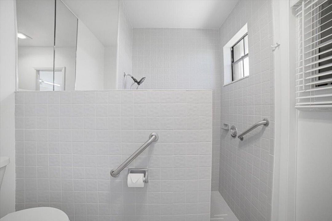 24-Bedroom1-Bathroom