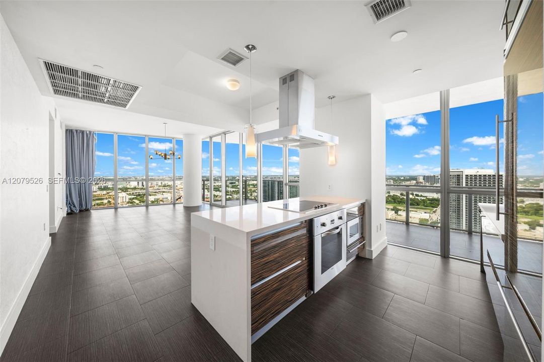 Recently Rented: $7,400 (2 beds, 2 baths, 1647 Square Feet)