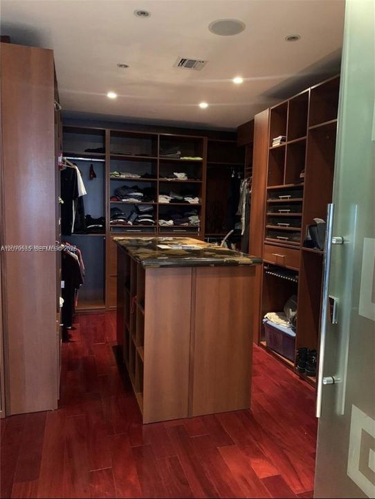 For Rent: $25,000 (5 beds, 4 baths, 4690 Square Feet)