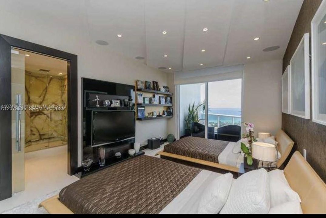 For Rent: $25,000 (5 beds, 4 baths, 4690 Square Feet)