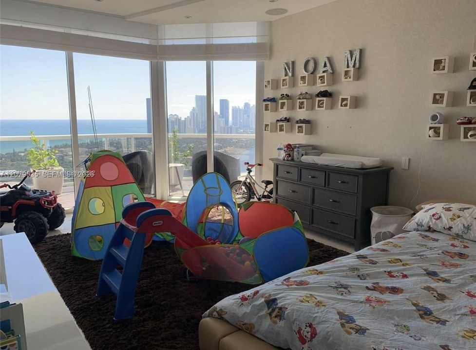 For Rent: $25,000 (5 beds, 4 baths, 4690 Square Feet)