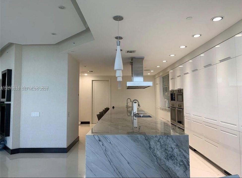 For Rent: $25,000 (5 beds, 4 baths, 4690 Square Feet)