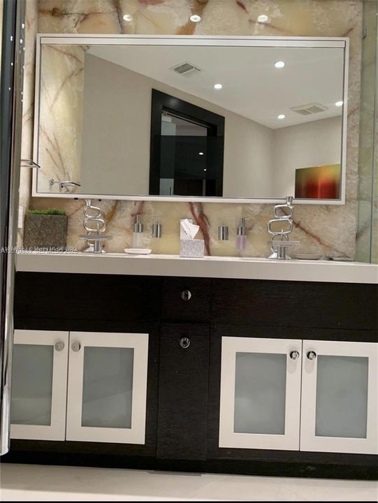 For Rent: $25,000 (5 beds, 4 baths, 4690 Square Feet)