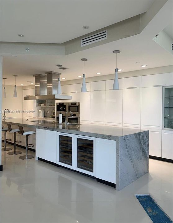 For Rent: $25,000 (5 beds, 4 baths, 4690 Square Feet)