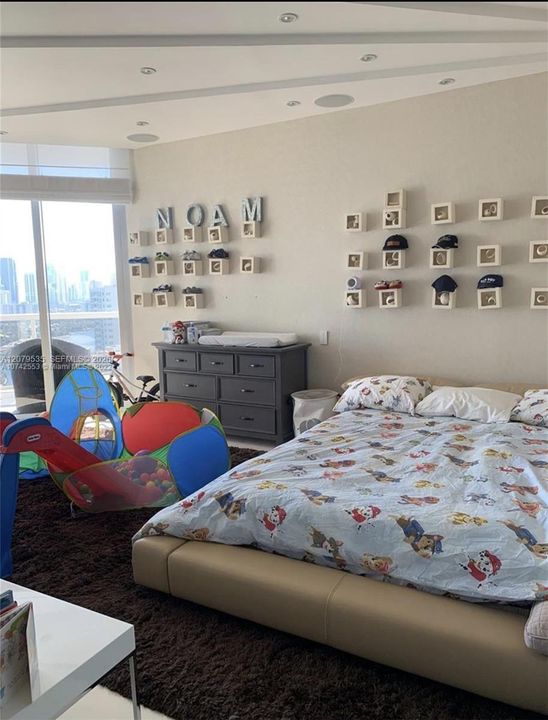 For Rent: $25,000 (5 beds, 4 baths, 4690 Square Feet)