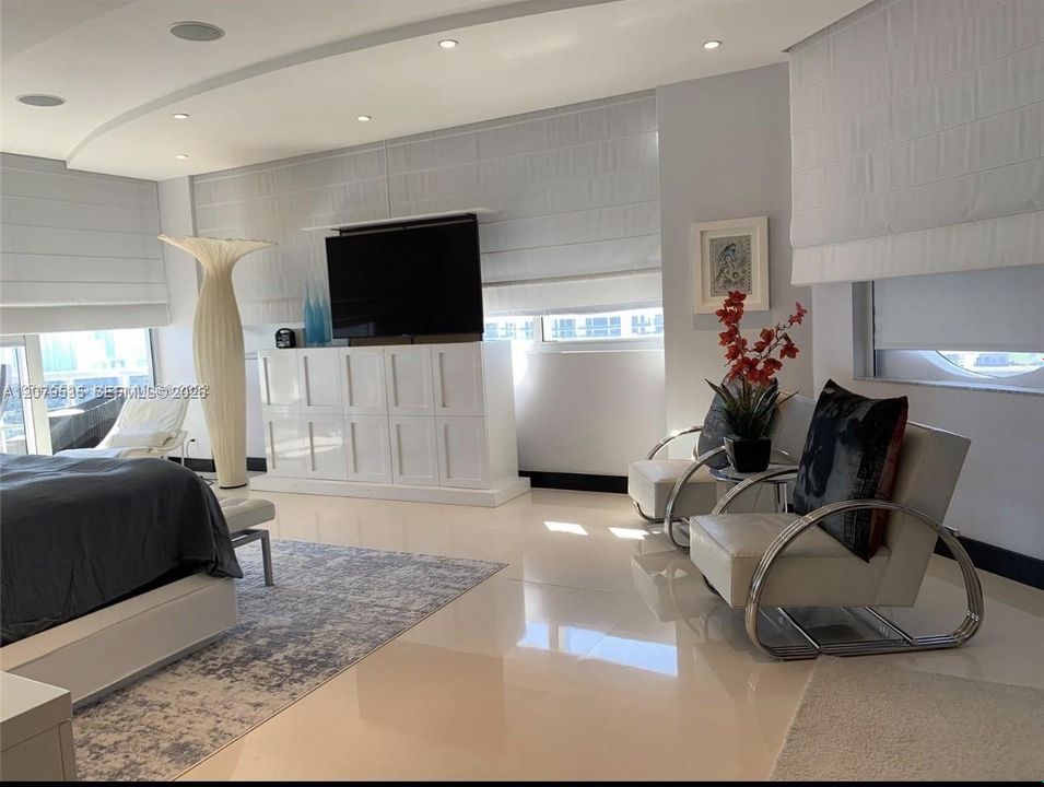 For Rent: $25,000 (5 beds, 4 baths, 4690 Square Feet)