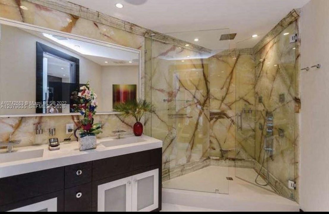 For Rent: $25,000 (5 beds, 4 baths, 4690 Square Feet)