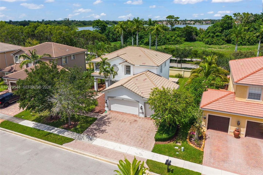 En Venta: $820,000 (4 camas, 2 baños, 2508 Pies cuadrados)