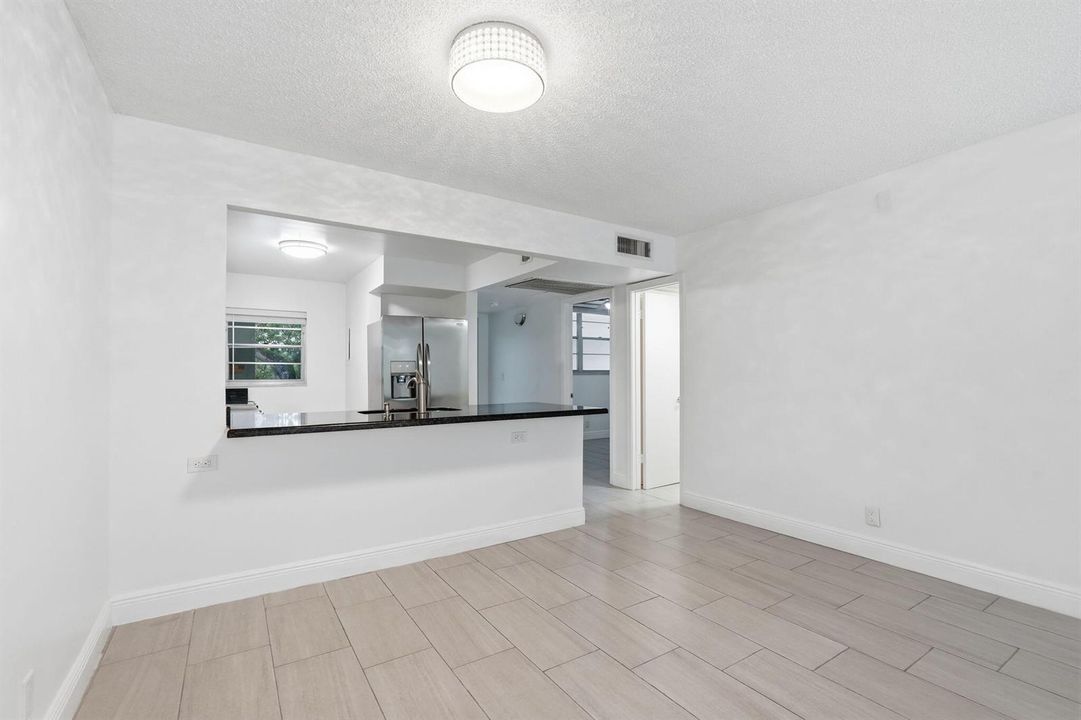 22-web-or-mls-9325_Lagoon_Pl_Unit_405_02