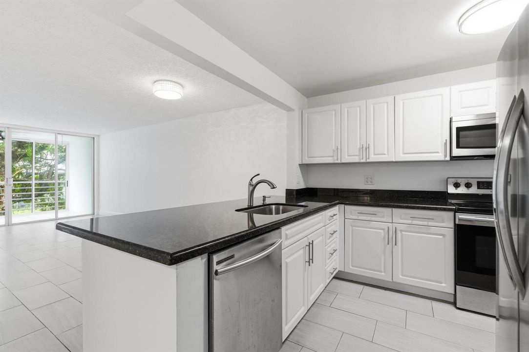 16-web-or-mls-9325_Lagoon_Pl_Unit_405_01