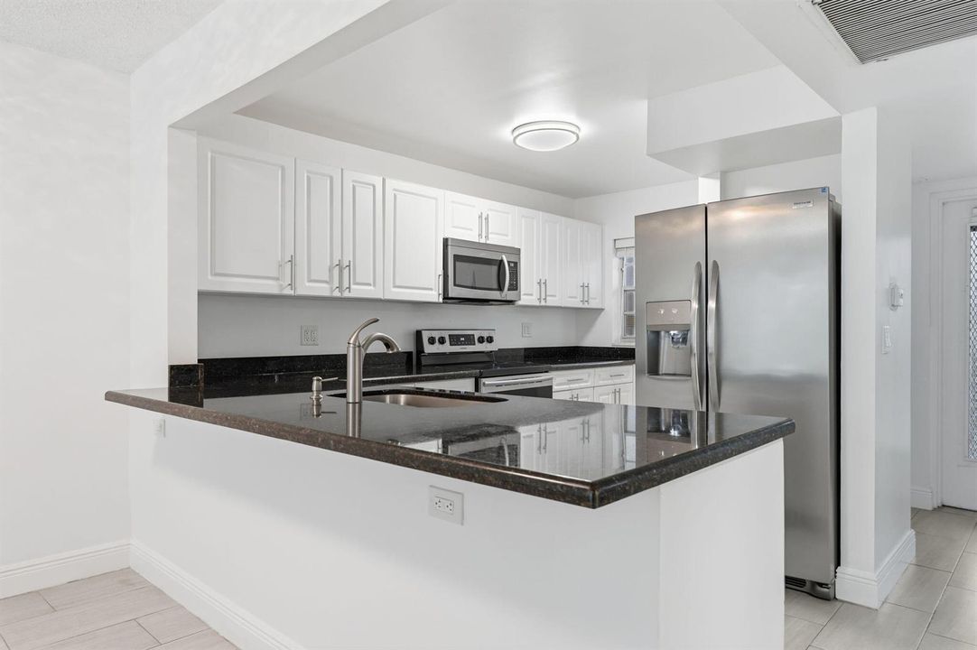 12-web-or-mls-9325_Lagoon_Pl_Unit_405_01