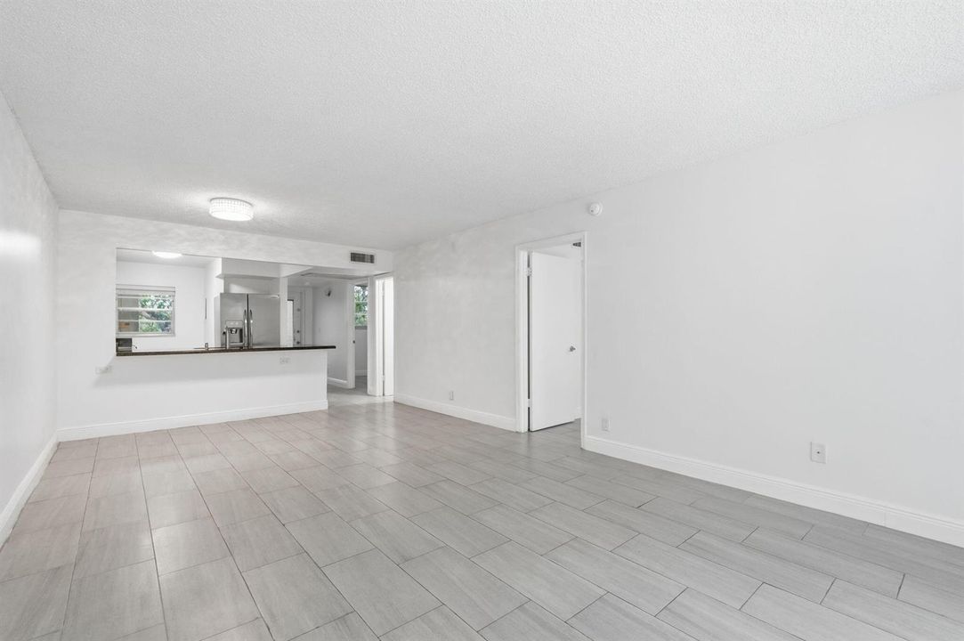 19-web-or-mls-9325_Lagoon_Pl_Unit_405_01