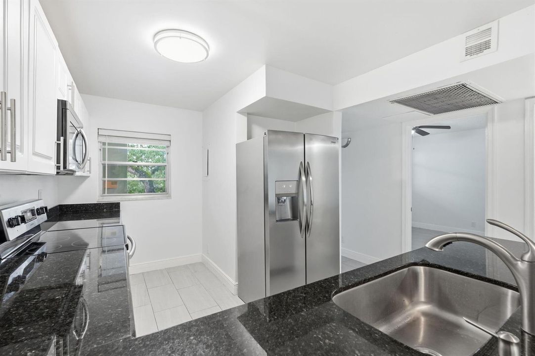 13-web-or-mls-9325_Lagoon_Pl_Unit_405_01