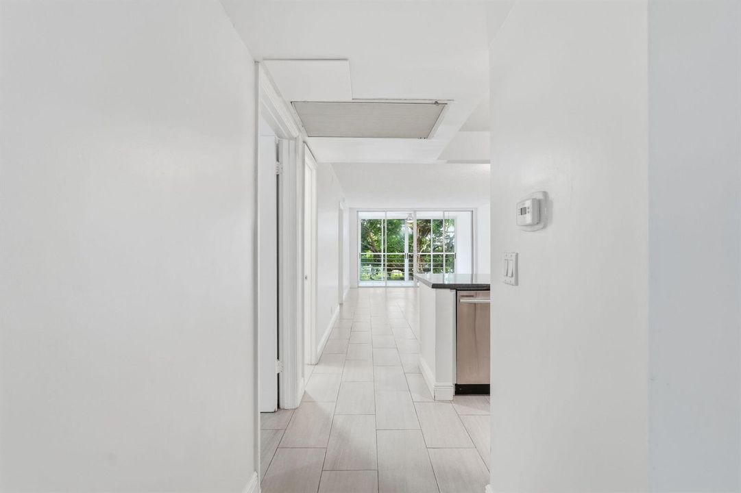 11-web-or-mls-9325_Lagoon_Pl_Unit_405_01