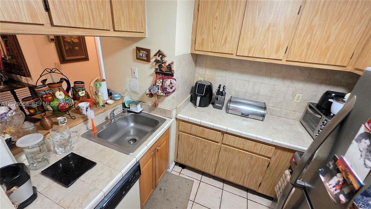 На продажу: $245,000 (2 спален, 2 ванн, 825 Квадратных фут)