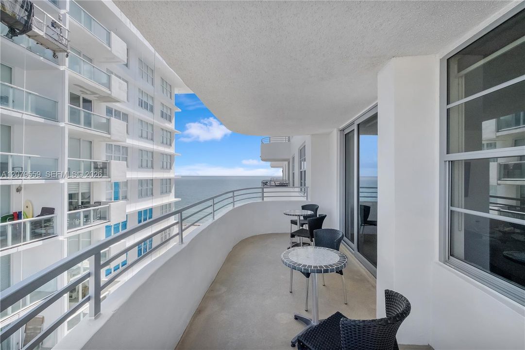 For Rent: $3,100 (1 beds, 2 baths, 1047 Square Feet)