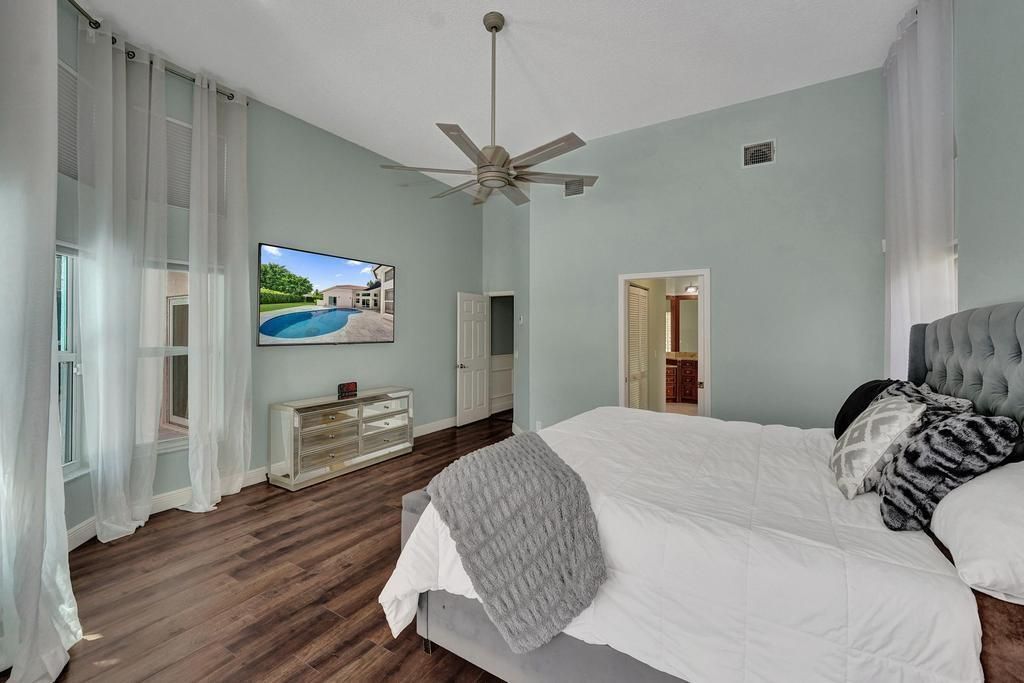 Primary w/12' Ceilings