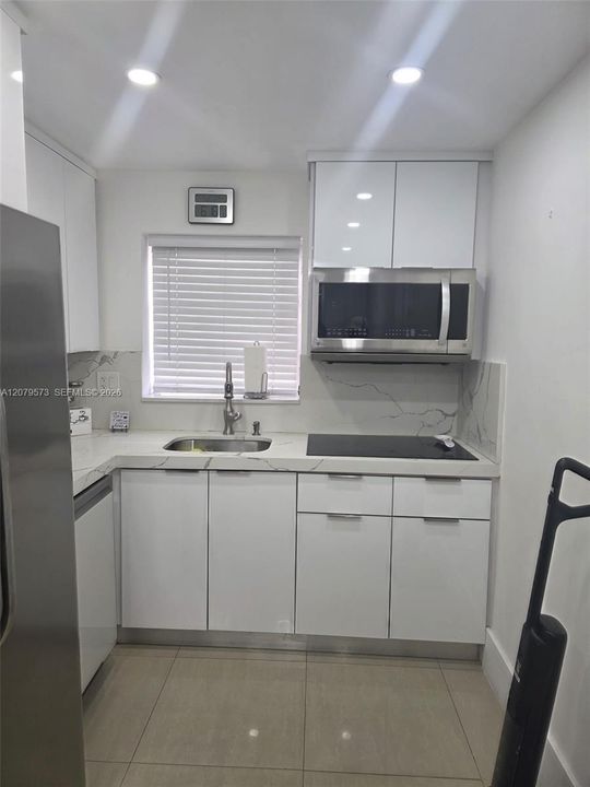For Rent: $1,900 (2 beds, 1 baths, 764 Square Feet)