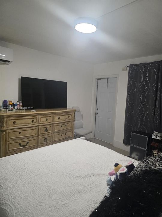 For Rent: $1,900 (2 beds, 1 baths, 764 Square Feet)