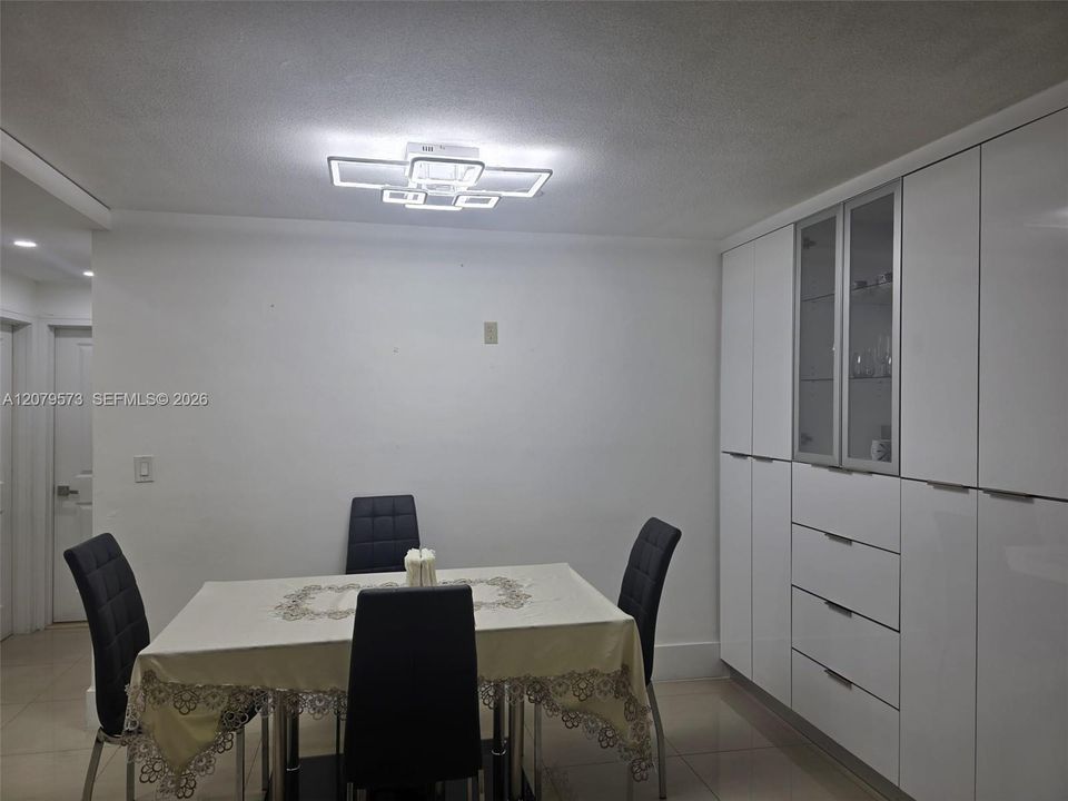 For Rent: $1,900 (2 beds, 1 baths, 764 Square Feet)