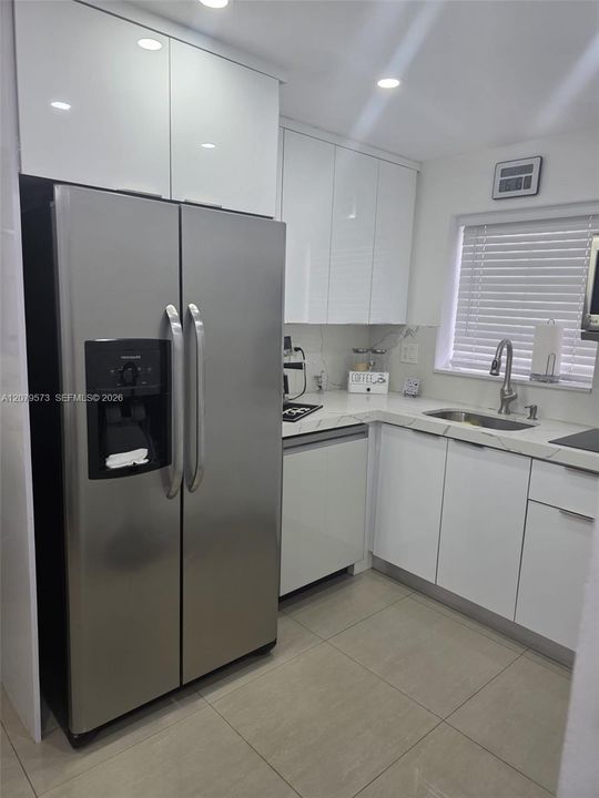 For Rent: $1,900 (2 beds, 1 baths, 764 Square Feet)