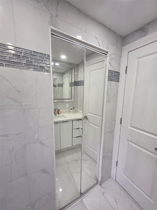 For Rent: $1,900 (2 beds, 1 baths, 764 Square Feet)